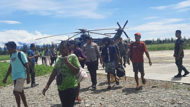 Evakuasi 18 orang dari Distrik Alama, Kabupaten Nduga Papua Pegunungan. Foto: Polda Papua
