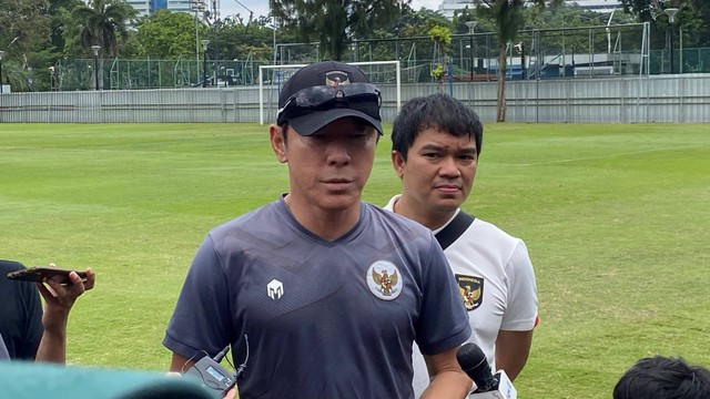 Shin Tae-yong usai sesi latihan Timnas U-20 di Lapangan ABC Senayan, Senin (20/2/2023). Foto: Soni Insan Bagus L/kumparan