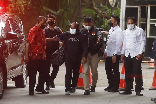 Bupati Mamberamo Tengah, Papua, Ricky Ham Pagawak (ketiga kiri) tiba di Gedung Merah Putih KPK, Senin (20/2). Foto: Iqbal Firdaus/kumparan