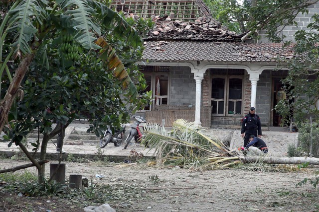 Tim loboratorium dan Forensik (LABFOR) Polda Jatim melakukan penyelidikan penyebab ledakan di Desa Karangbendo Kecamatan Ponggok, Blitar, Jawa Timur, Senin (20/2/2023).  Foto: Irfan Anshori/ANTARA FOTO