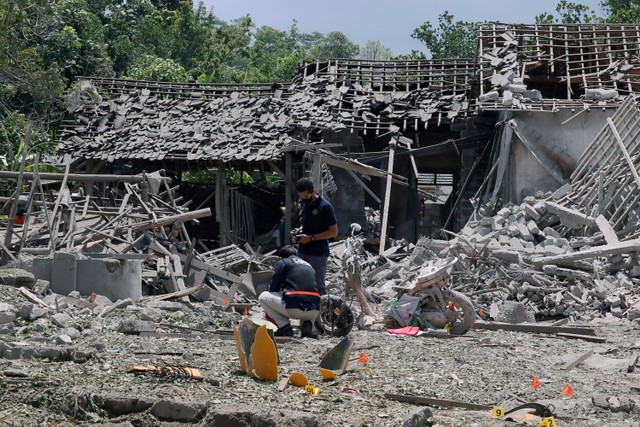 Tim loboratorium dan Forensik (LABFOR) Polda Jatim melakukan penyelidikan penyebab ledakan di Desa Karangbendo Kecamatan Ponggok, Blitar, Jawa Timur, Senin (20/2/2023).  Foto: Irfan Anshori/ANTARA FOTO