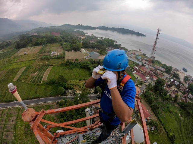 Teknisi XL Axiata memeriksa perangkat BTS di atas tower. Foto: Dok. XL Axiata