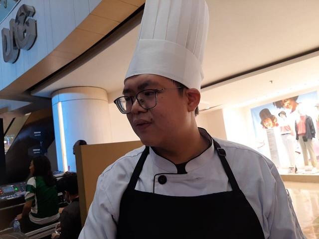Yonantha Paskharis Budiono penyandang tunarungu yang jadi chef pastry di Novotel Samator Surabaya. Foto-foto: Amanah Nur Asiah/Basra