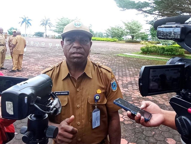 Kepala BKD Papua Barat, Nelles Dowansiba