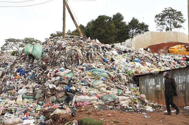 Ilustrasi limbah baju di Kenya. Foto: Clean Up Kenya