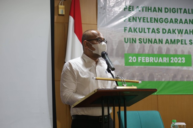 Rektor UIN Sunan Ampel Surabaya, Prof. Akh. Muzakki, Grad.Dip.SEA, M.Ag., M.Phi., Ph.D., saat memberikan materi pada Pelatihan Digitalisasi dan Literasi Penyelenggaraan Haji dan Umrah, Senin (20/2). Foto: dok. istimewa