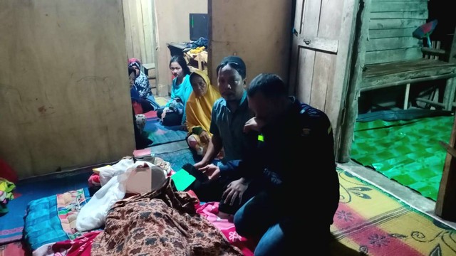 Keluarga remaja yang tewas usai disambar petir saat main HP di OKU. (dok. Polres OKU)