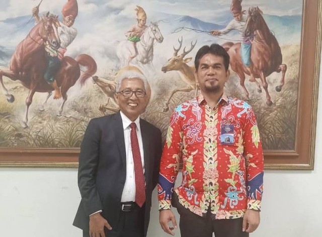 Dekan FKIP UMPR Hendri, M.Pd (kanan) bersama Duta Besar RI untuk Malaysia Bapak Hermono (kiri)