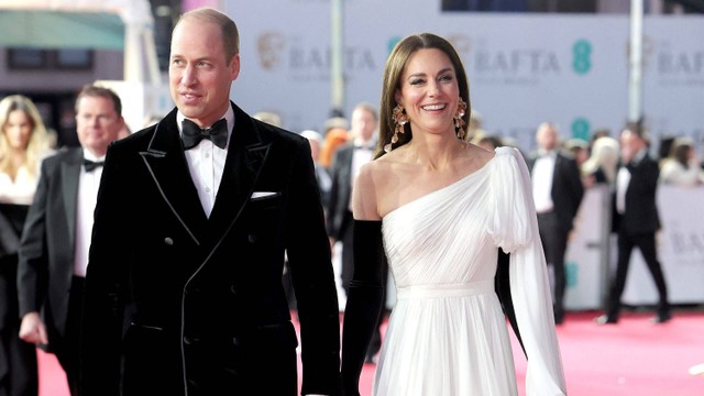 Kate Middleton dan Pangeran William menghadiri BAFTA Awards 2023 di Southbank Center, London, pada Minggu (19/2/2023).  Foto: Chris Jackson/POOL/AFP