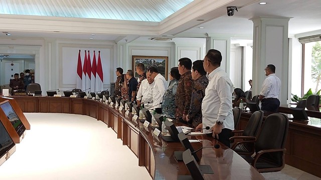Presiden Jokowi memimpin Sidang Kabinet Terbatas di Kantor Presiden. Foto: Nadia Riso/kumparan