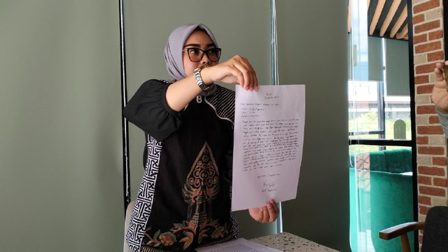 Kuasa Hukum Keluarga Korban, Nurita Eka Pratiwi menunjukkan surat permintaan maaf dari cucu korban. Foto: Maria Wulan/Tugu Jogja