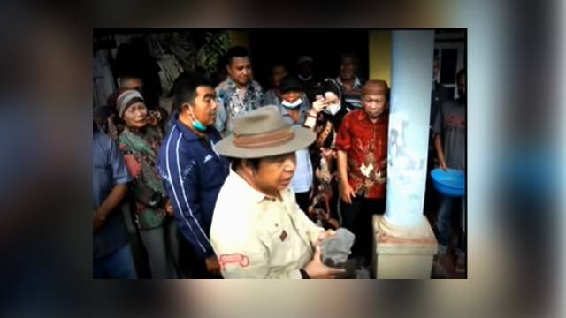 Bupati Minahasa Tenggara, James Sumendap meletakkan batu pertama pembangunan masjid Al-Iksan di Desa Molompar II, Kabupaten Minahasa Tenggara.