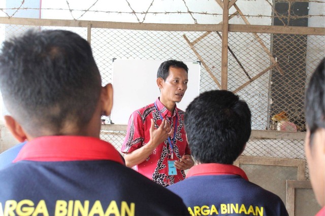 Salah satu instruktur menjelaskan materi