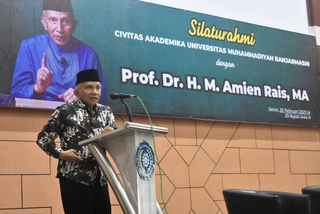 Penyampaian tausiah kebangsaan oleh Prof. Dr. H. M. Amien Rais, MA
