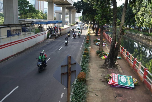 Karangan bunga tergeletak di Jalan Rasuna Said depan kawasan KPK, Jakarta, Senin (20/2). Foto: Iqbal Firdaus/kumparan