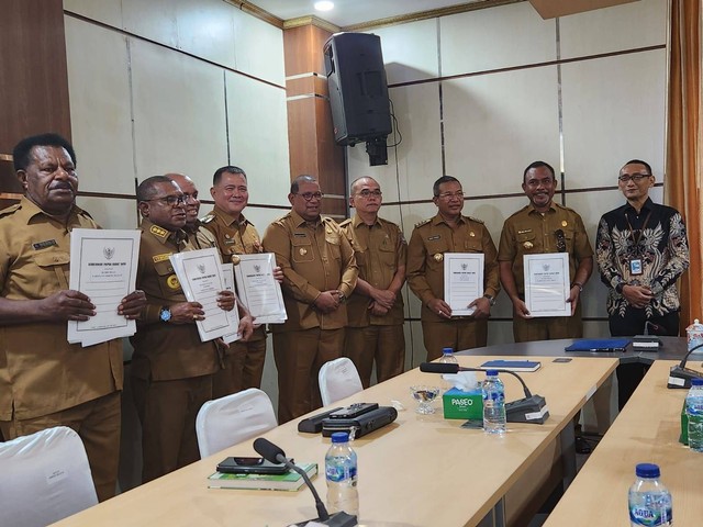 Penjabat Gubernur Papua Barat Daya menyerahkan SK pembagian DBH Migas kepada masing-masing kepala daerah, foto: Yanti/BalleoNEWS