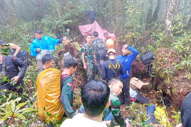 Hari Ketiga, Kapolda Jambi Belum Bisa Dievakuasi Dari Bukit Tamiai ...