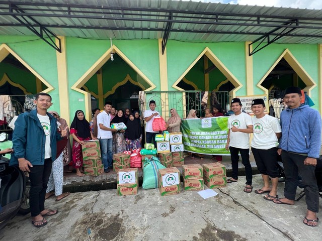 Santri Dukung Ganjar (SDG) Sulawesi Selatan saat menyalurkan bantuan kepada para pengungsi korban banjir di Kecamatan Manggala, Kota Makassar, Minggu (19/2). Foto: Dok. Istimewa