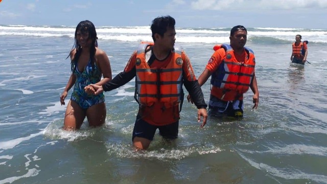 Tim SAR menyelamatkan wisatawan asal Depok yang terseret ombak di Pantai Parangtritis. Foto: Dok. SAR Satlinmas Wilayah 3 DIY
