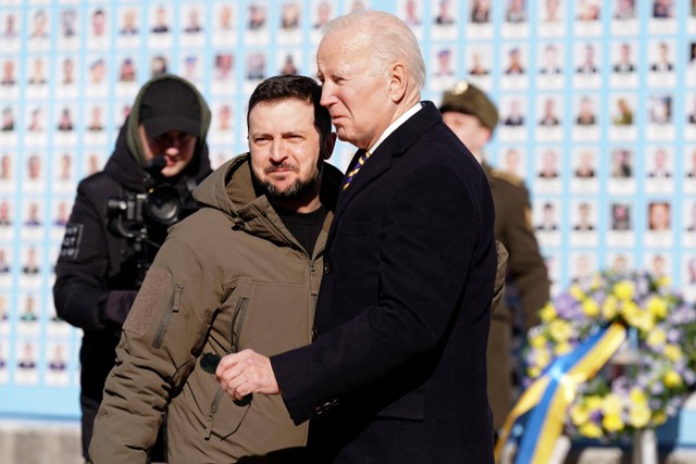 Presiden AS Joe Biden disambut oleh Presiden Ukraina Volodymyr Zelensky selama kunjungan di Kiev, Ukraina, Senin (20/2/2023).
 Foto: Dimitar DILKOFF / AFP