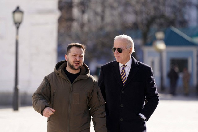 Presiden AS Joe Biden disambut oleh Presiden Ukraina Volodymyr Zelensky selama kunjungan di Kiev, Ukraina, Senin (20/2/2023). Foto: Dimitar DILKOFF / AFP
