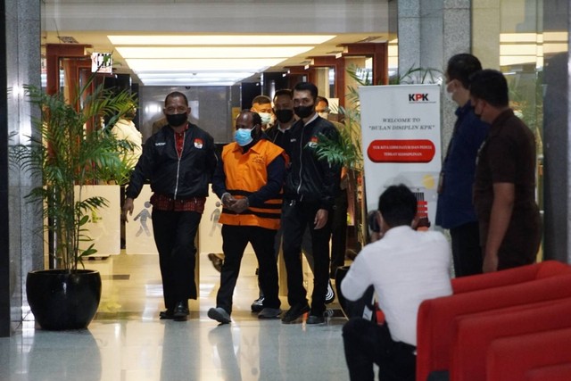 Bupati Mamberamo Tengah, Papua, Ricky Ham Pagawak mengenakan baju tahanan (tengah) usai menjadi pemeriksaan di Gedung Merah Putih KPK, Jakarta, Selasa (20/2/2023).  Foto: Iqbal Firdaus/kumparan