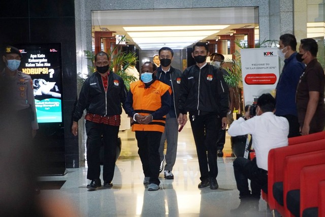 Bupati Mamberamo Tengah, Papua, Ricky Ham Pagawak mengenakan baju tahanan (tengah) usai menjadi pemeriksaan di Gedung Merah Putih KPK, Jakarta, Selasa (20/2/2023). Foto: Iqbal Firdaus/kumparan