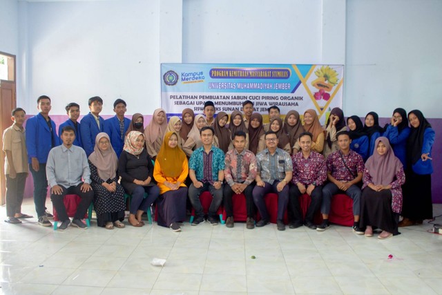 Foto bersama antara dosen Unmuh Jember, tim PKMS, dan SMKS Sunan Drajat (Sumber : Humas Unmuh Jember).