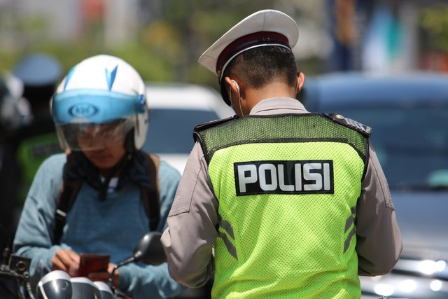 Pemeriksaan kendaraan yang dilakukan oleh petugas kepolisian terhadap sejumlah kendaraan di kota Makassar. Foto: Herwin Bahar/Shutterstock