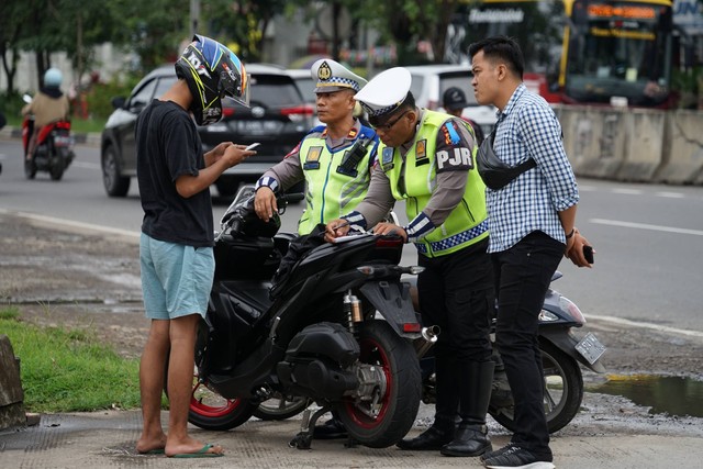 Pemeriksaan kendaraan yang dilakukan oleh petugas kepolisian terhadap sejumlah kendaraan di kota Makassar. Foto: Herwin Bahar/Shutterstock