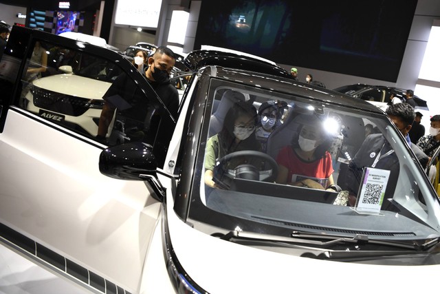 Pengunjung mengamati bagian ruang kemudi mobil yang dipamerkan pada pameran Indonesia Internasional Motor Show (IIMS) di JIExpo Kemayoran, Jakarta, Senin (20/2/2023). Foto: ANTARA FOTO/M Risyal Hidayat