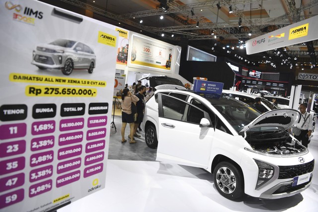 Pengunjung mengamati bagian dalam mobil yang dipamerkan pada pameran Indonesia Internasional Motor Show (IIMS) di JIExpo Kemayoran, Jakarta, Senin (20/2/2023). Foto: ANTARA FOTO/M Risyal Hidayat