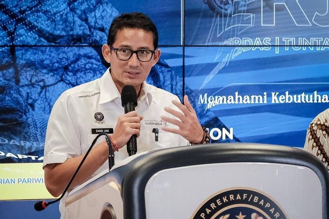 Menparekraf Sandiaga Uno saat memberikan keterangan di Weekly Brief with Sandi Uno di Gedung Sapta Pesona, Kementerian Parwisata dan Ekonomi Kreatif (Menparekraf), Jakarta, Senin (20/2). Foto: Dok. Istimewa