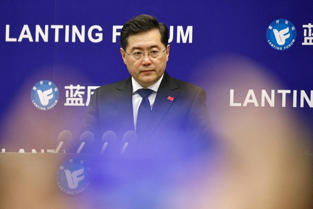 Menteri Luar Negeri China Qin Gang menghadiri "Forum Lanting" untuk menyampaikan pidato utama di Beijing, China 21 Februari 2023. Foto: Thomas Peter/REUTERS