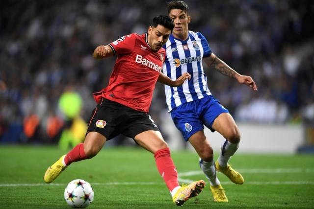 Gelandang Leverkusen Jerman Nadiem Amiri (kiri) bersaing dengan gelandang FC Porto Kolombia Mateus Uribe selama pertandingan sepak bola grup B putaran pertama Liga Champions hari 3 antara FC Porto dan Bayer Leverkusen di stadion Dragao di Porto. Foto: Miguel Riopa/AFP