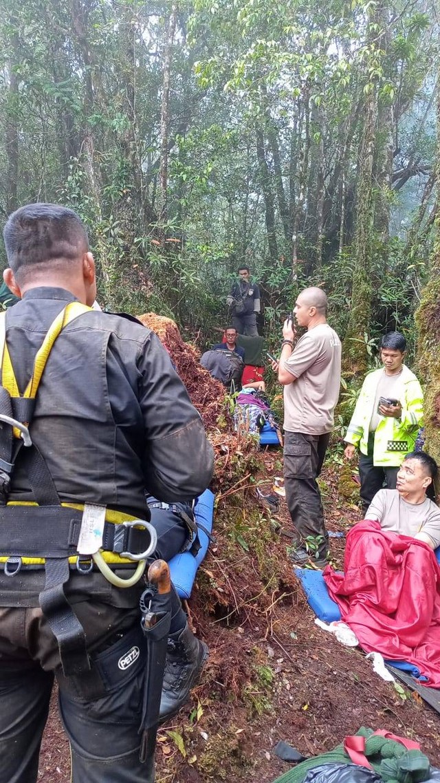 Tim SAR gabungan TNI, Polri, dan Basarnas belum berhasil evakuasi korban kecelakaan heli Kapolda Jambi, Selasa (21/2/2023).  Foto: Dok. Istimewa