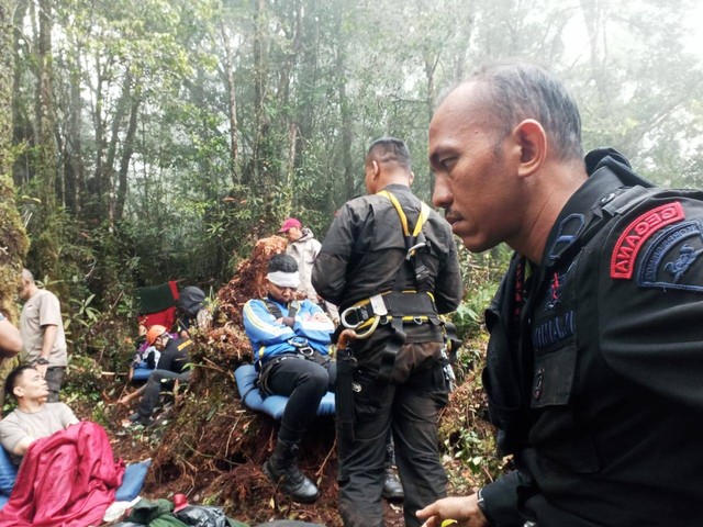 Tim SAR gabungan TNI, Polri, dan Basarnas belum berhasil evakuasi korban kecelakaan heli Kapolda Jambi, Selasa (21/2/2023).  Foto: Dok. Istimewa