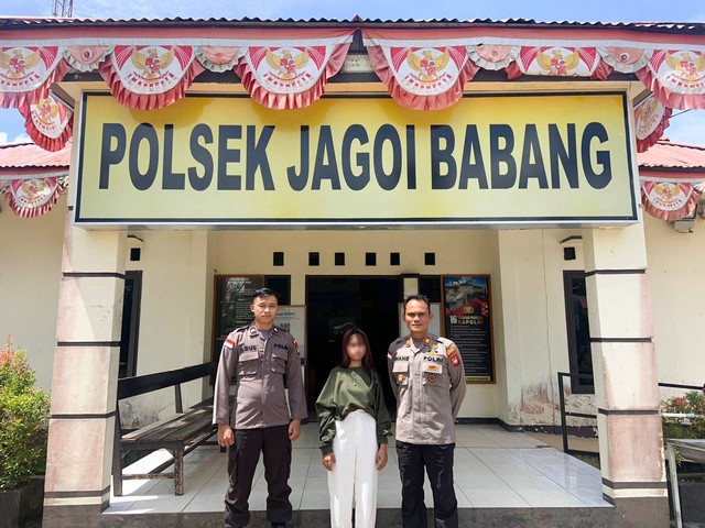 Kapolsek Jagoi Babang usai mengamankan korban perdagangan orang asal Medan. Foto: Dok Hi!Pontianak