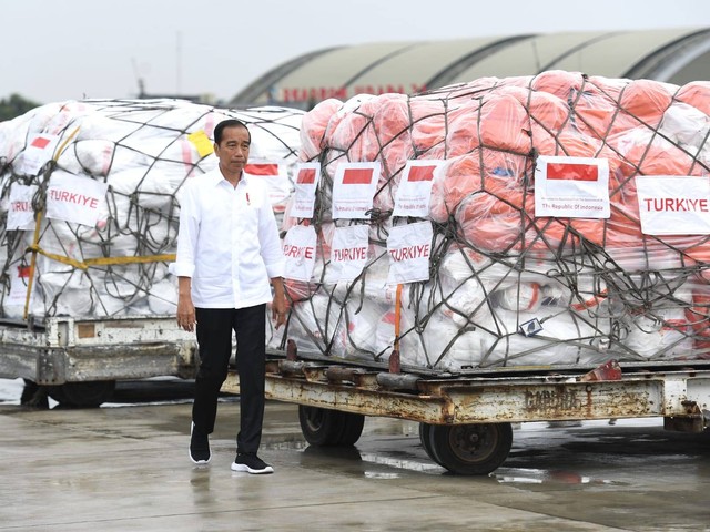 Presiden Jokowi saat meninjau bantuan korban gempa yang akan dikirimkan ke Turki dan Suriah di Pangkalan TNI AU Halim Perdanakusuma, Jakarta Timur, Selasa (21/2/2023). Foto: Kris/Biro Pers Sekretariat Presiden