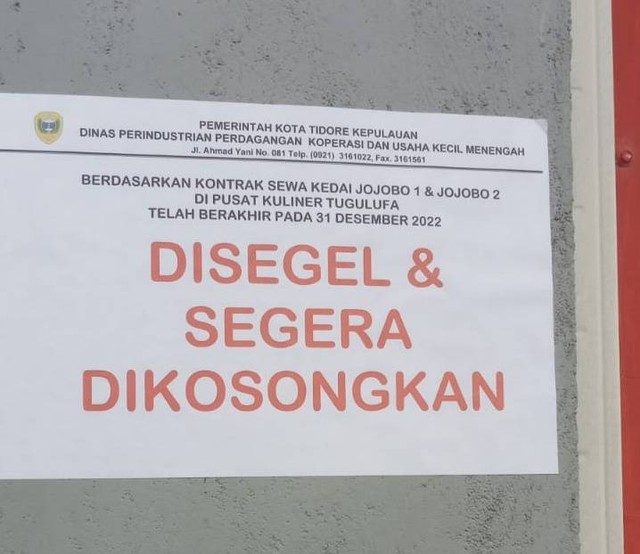 Segel dari Dinas Perindustrian Perdagangan Koperasi dan Usaha Kecil Menengah yang ditempel di tembok Cafe Jojobo, kawasan kuliner Tugulufa, Kota Tidore Kepulauan. Foto: Istimewa