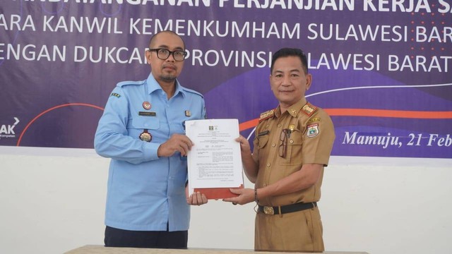 Rahendro Jati dan Kepala Dukcapil Provinsi - Foto : Humas Kemenkumham Sulbar