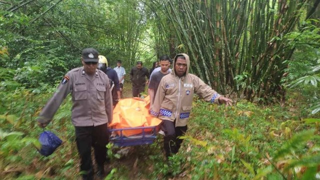 Petugas mengevakuasi jenazah Ketua Organisasi Sayap PPP Gowa, Rachmad Daeng Mone, di hutan Maros, Selasa (21/2). Dok: Ist.