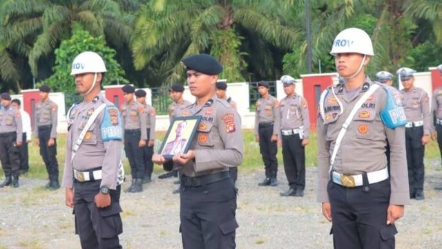 Upacara PTDH Briptu AS, anggota Polres Mamuju Tengah yang dipecat karena terlibat penyalahgunaan narkoba. Foto: Dok. Polres Mamuju Tengah