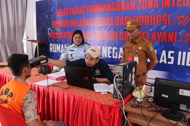 Demi Ikut Nyoblos Pemilu 2024, Warga Binaan Di Riau Ramai-Ramai Rekam e ...