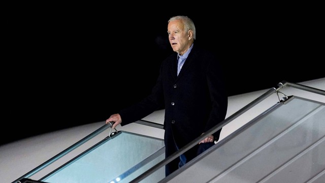 Presiden AS Joe Biden tiba di bandara militer, di Warsawa, Polandia, Senin (20/2/2023). Foto: Evan Vucci/Pool via Reuters