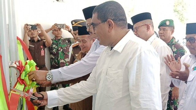 Kakankemenag Aceh Singkil Saifuddin mendampingi Plt Kakanwil Kemenag Aceh Ahmad Yani saat meresmikan gedung balai nikah dan manasik haji KUA Singkohor. Foto: Dok. Kemenag
