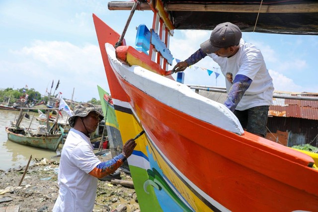 Komunitas Nelayan Pesisir Dukung Ganjar Jawa Barat saat merenovasi perahu nelayan Desa Bandengan, Kecamatan Mundu, Kabupaten Cirebon pada Selasa (21/2). Foto: Dok. Istimewa