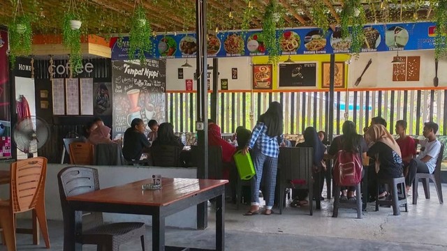 Kafe D'Pirla yang berada di kawasan Anjungan Pantai Pasangkayu. Foto: Egi Sugianto