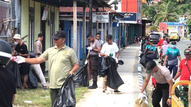 Personel TNI/Polri dan sejumlah Komunitas saat aksi pungut sampah pada momen HPSN 2023