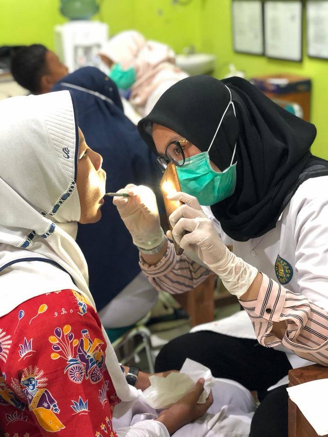 Kegiatan Bakti Sosial kesehatan gigi dan mulut oleh mahasiswi Program Studi Kedokteran Gigi, Universitas YARSI [Foto: Dokumentasi Pribadi/Morita AB]